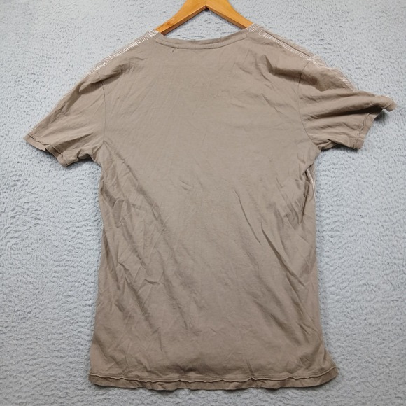 Guess Graphic T-Shirt Men's Small Tan V-Neck Logo Textured Tee - Picture 3 of 7